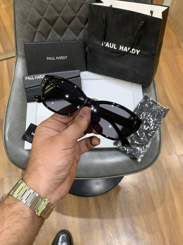 Pau_l hard_y black